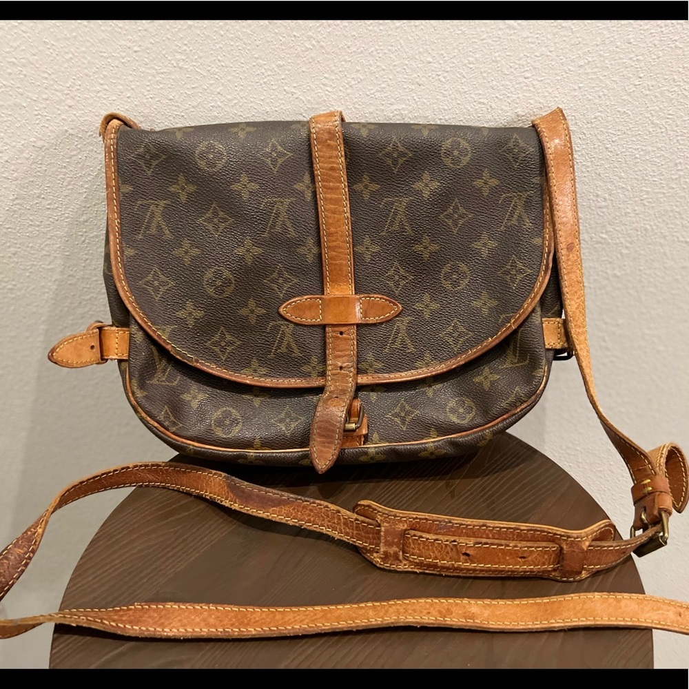 Louis Vuitton Saundra 30 Brown Monogram Messenger Bag - BROKEN STRAP